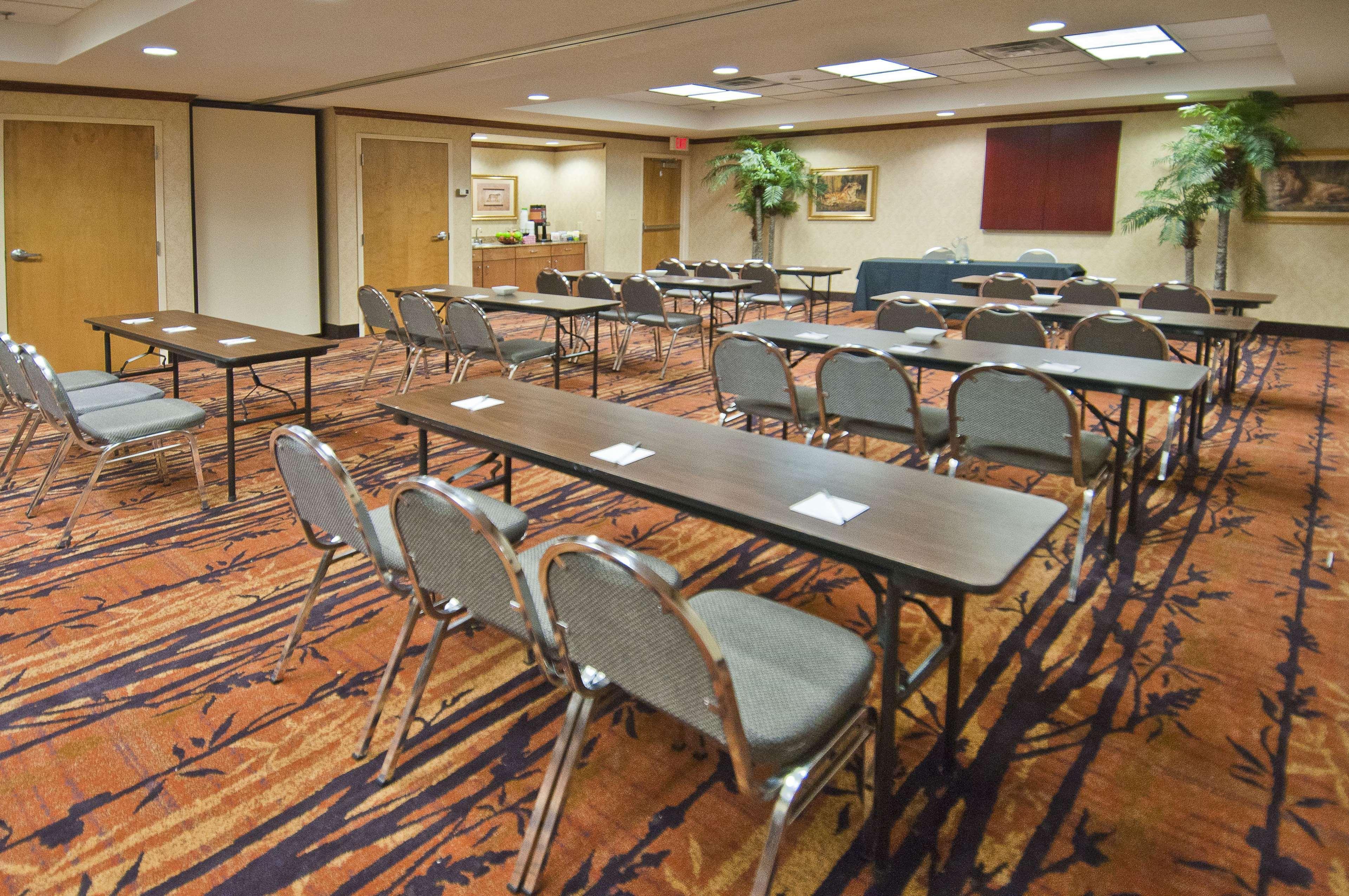 Hampton Inn Кантон Екстериор снимка