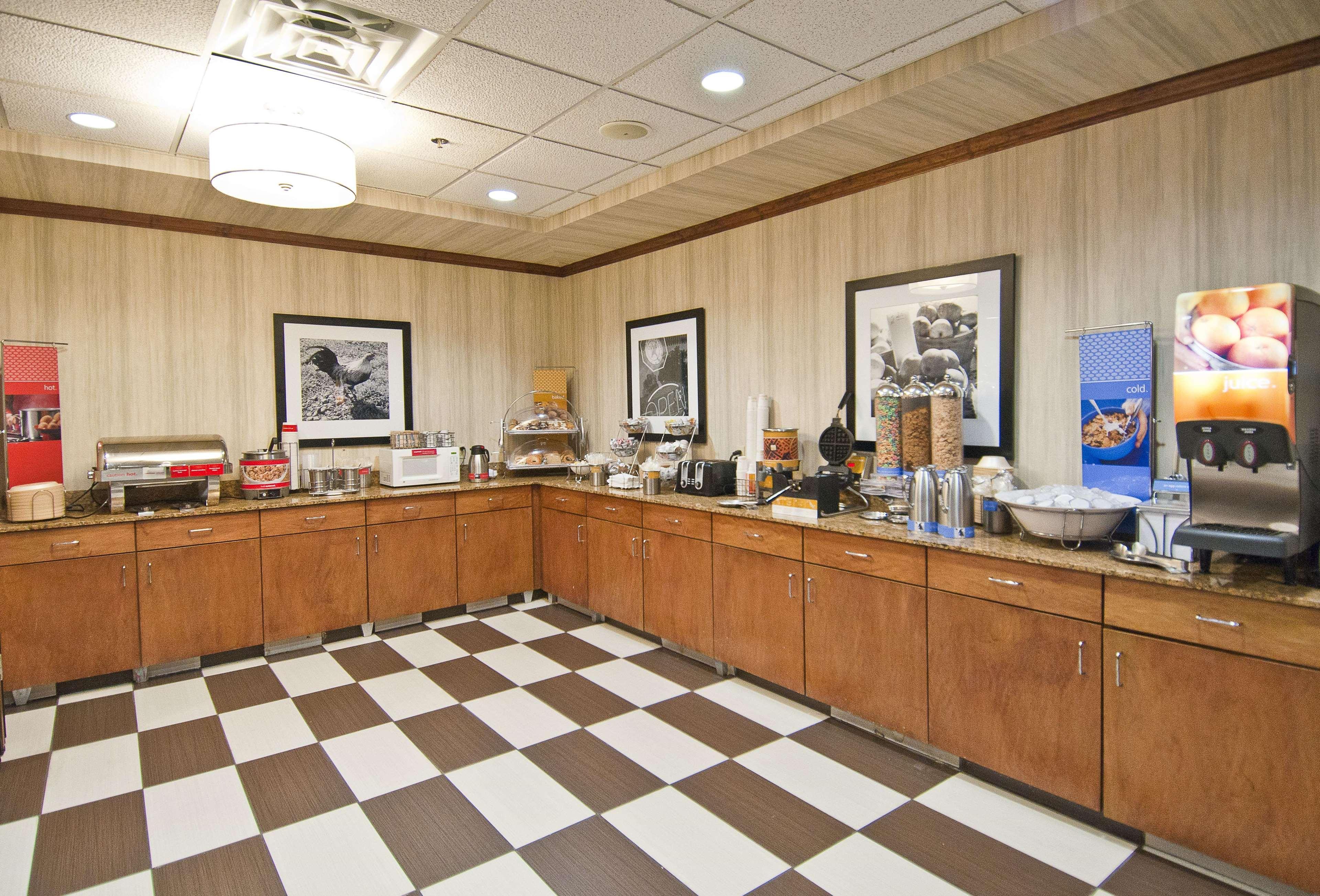 Hampton Inn Кантон Екстериор снимка