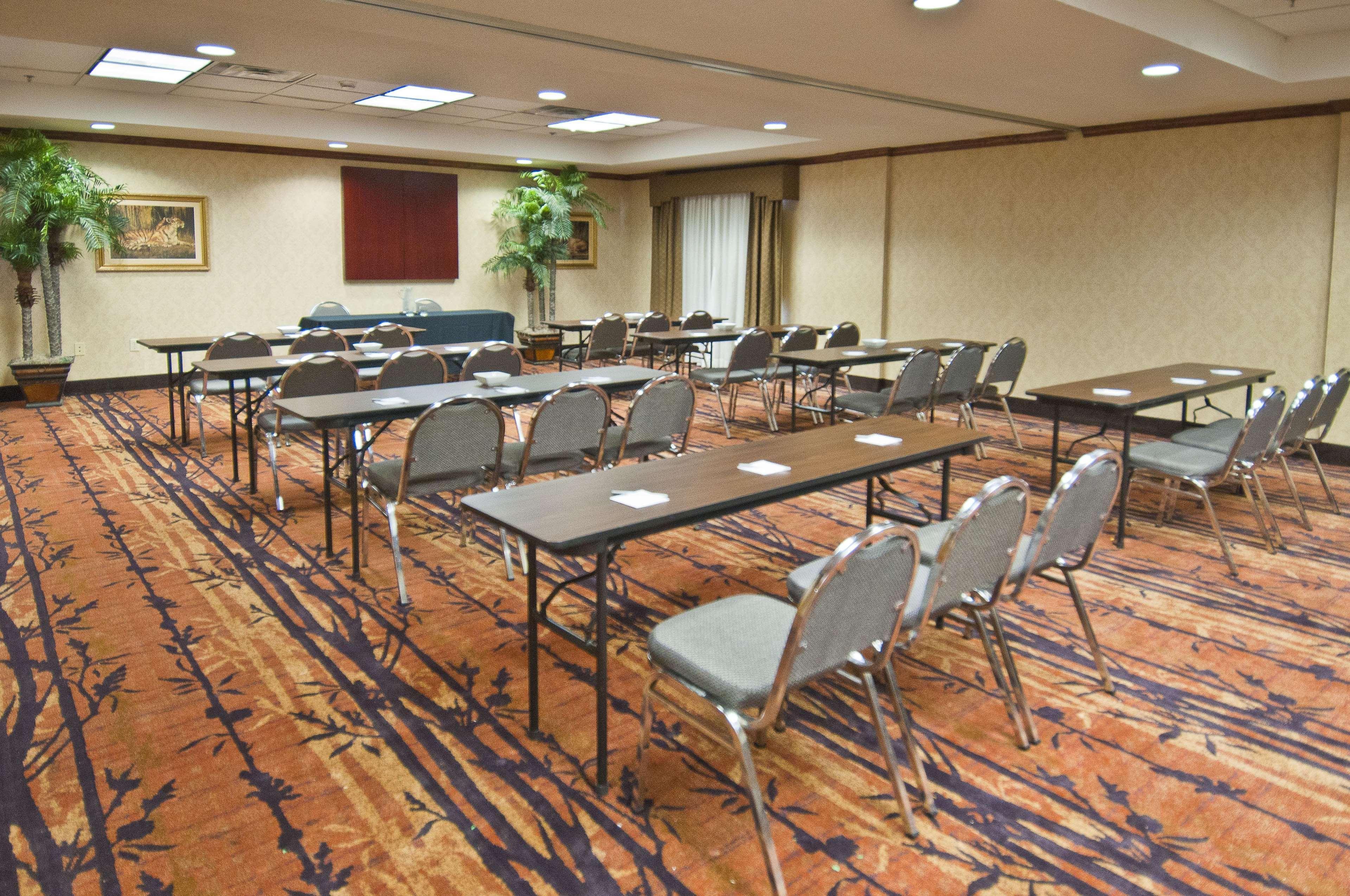 Hampton Inn Кантон Екстериор снимка